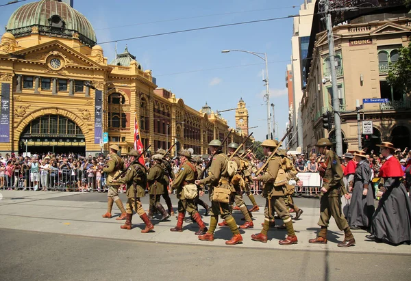 Participantes marchando durante el Desfile del Día de Australia en Melbourne — Foto de Stock
