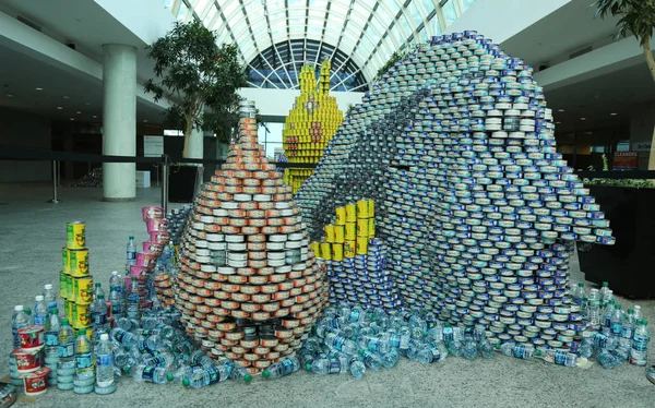 Jídlo sochařství na 10th roční Long Island Canstruction soutěži v Uniondale. — Stock fotografie