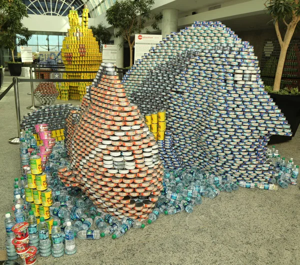 Food-Skulptur beim 10. jährlichen Long Island Canstruction Wettbewerb in Uniondale präsentiert. — Stockfoto