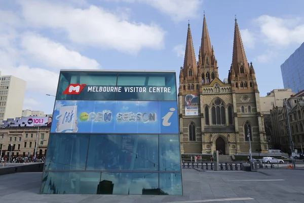 Melbourne Visitor Centre och St. Paul's Cathedral i centrala Melbourne — Stockfoto