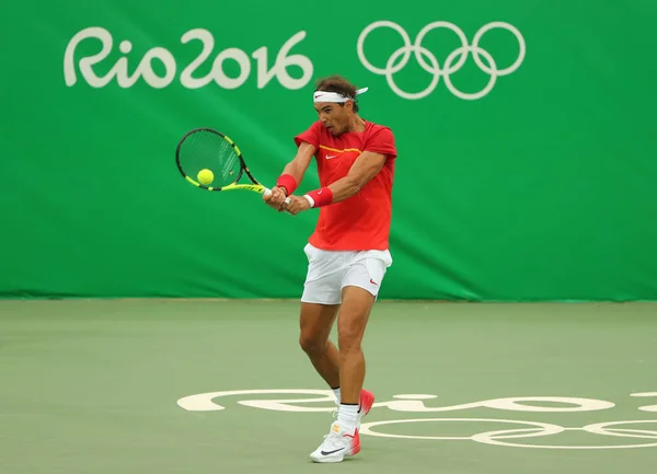 Olympijská vítězka Rafael Nadal ze Španělska v akci během Pánské singly prvním kole zápas o olympijské hry Rio 2016 — Stock fotografie
