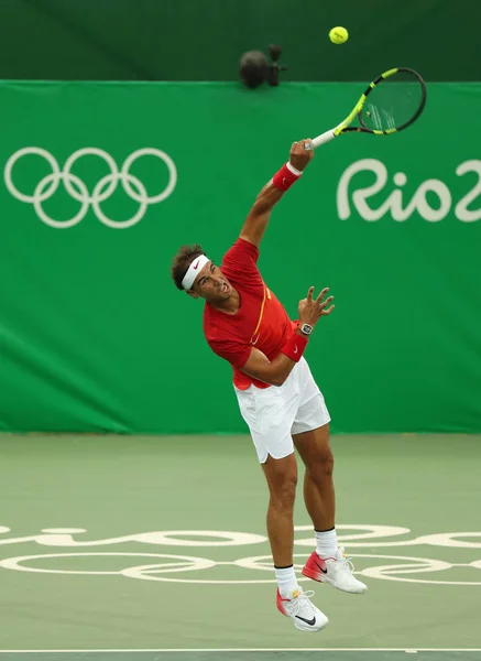 Campeón Olímpico Rafael Nadal de España en acción durante el partido individual masculino de primera ronda de los Juegos Olímpicos de Río 2016 — Foto de Stock