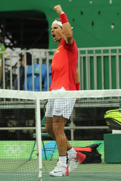 El campeón olímpico Rafael Nadal de España celebra la victoria tras el partido individual masculino de primera ronda de los Juegos Olímpicos de Río 2016 — Foto de Stock