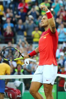 Olimpiyat Şampiyonu İspanya Rafael Nadal zafer erkekler tekler çeyrek final Rio 2016 Olimpiyat Oyunları sonra kutluyor.