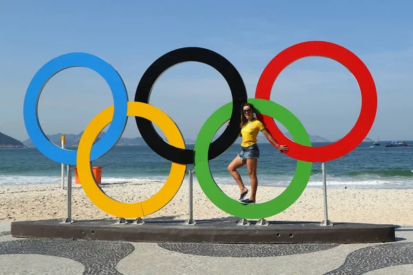 Turista brasileño tomando fotos de los anillos olímpicos en la playa de Copacabana en Río de Janeiro — Foto de Stock