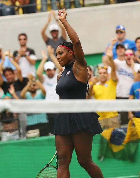 Championnes olympiques Serena Williams des États-Unis en action lors du match de première ronde en simple des Jeux Olympiques de Rio 2016 — Photo