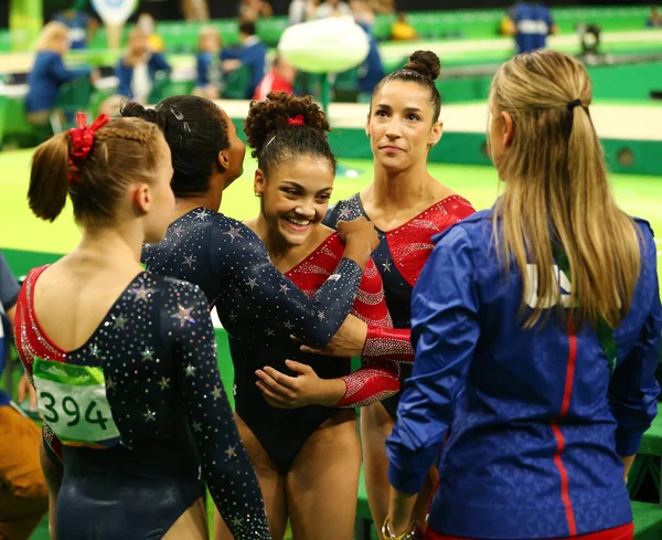 チーム Usa は、女子個人総合資格リオ 2016 年のオリンピックで勝利を祝う — ストック写真