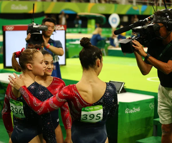 Team USA celebra la victoria en la clasificación de gimnasia femenina en los Juegos Olímpicos de Río 2016 — Foto de Stock