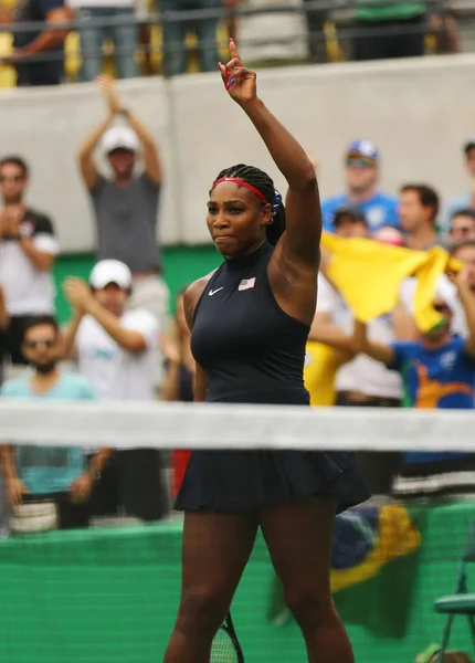 Campeã olímpica Serena Williams dos Estados Unidos celebra vitória após partida individual da primeira rodada dos Jogos Olímpicos Rio 2016 — Fotografia de Stock
