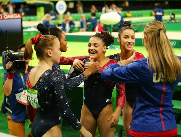 L "équipe des États-Unis célèbre sa victoire lors de la qualification générale féminine en gymnastique aux Jeux olympiques de Rio 2016 — Photo