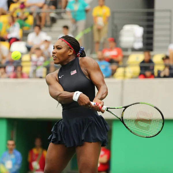 Olympijští vítězové Serena Williamsová z USA v akci během singly v prvním kole zápas o olympijské hry Rio 2016 — Stock fotografie