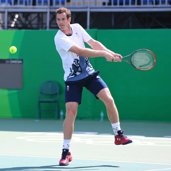 Olympisk mästare Andy Murray av Storbritannien i praktiken för Rio 2016 olympiska spelen på Olympic Tennis Centre i Rio de Janeiro — Stockfoto