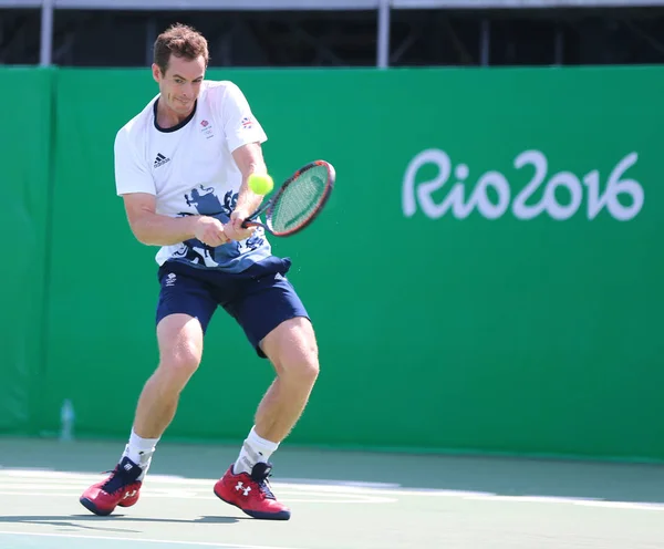 El campeón olímpico Andy Murray de Gran Bretaña en la práctica para los Juegos Olímpicos de Río 2016 en el Centro Olímpico de Tenis de Río de Janeiro —  Fotos de Stock