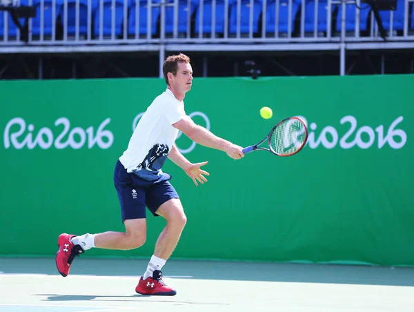 El campeón olímpico Andy Murray de Gran Bretaña en la práctica para los Juegos Olímpicos de Río 2016 en el Centro Olímpico de Tenis de Río de Janeiro — Foto de Stock