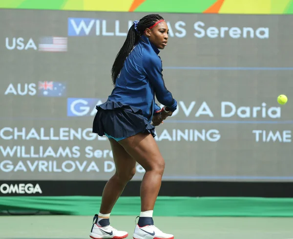 Ολυμπιονίκες Serena Williams της Ηνωμένες Πολιτείες προθέρμανση πριν από την πρώτη στρογγυλή αντιστοιχία των Ολυμπιακών Αγώνων του Ρίο 2016 του singles — Φωτογραφία Αρχείου