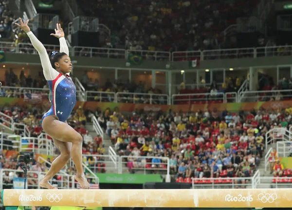 La campeona olímpica Simone Biles de Estados Unidos compitiendo en la barra de equilibrio en la gimnasia femenina en los Juegos Olímpicos de Río 2016 — Foto de Stock