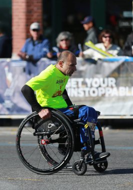  New York maratonunu tekerlekli sandalye bölünme katılımcılar 26.2 mil yol tüm beş Nyc boroughs Central Park'ta, Manhattan bitiş çizgisine çapraz geçiş