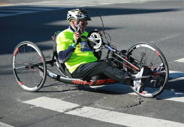  New York maratonunu tekerlekli sandalye bölünme katılımcılar 26.2 mil yol tüm beş Nyc boroughs Central Park'ta, Manhattan bitiş çizgisine çapraz geçiş