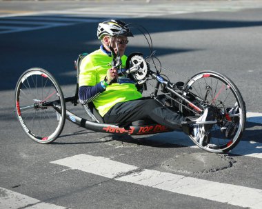  New York maratonunu tekerlekli sandalye bölünme katılımcılar 26.2 mil yol tüm beş Nyc boroughs Central Park'ta, Manhattan bitiş çizgisine çapraz geçiş