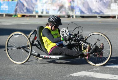  New York maratonunu tekerlekli sandalye bölünme katılımcılar 26.2 mil yol tüm beş Nyc boroughs Central Park'ta, Manhattan bitiş çizgisine çapraz geçiş