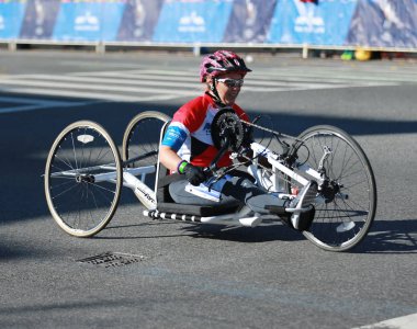 New York maratonunu tekerlekli sandalye bölünme katılımcılar 26.2 mil yol tüm beş Nyc boroughs Central Park'ta, Manhattan bitiş çizgisine çapraz geçiş