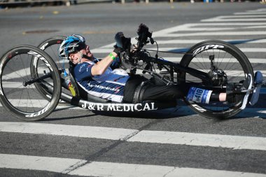 New York maratonunu tekerlekli sandalye bölünme katılımcılar 26.2 mil yol tüm beş Nyc boroughs Central Park'ta, Manhattan bitiş çizgisine çapraz geçiş