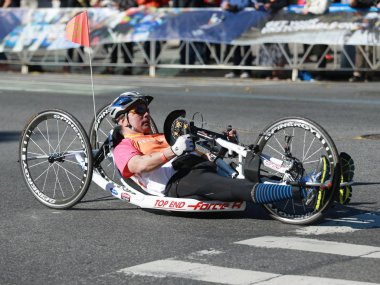 New York maratonunu tekerlekli sandalye bölünme katılımcılar 26.2 mil yol tüm beş Nyc boroughs Central Park'ta, Manhattan bitiş çizgisine çapraz geçiş