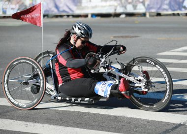 New York maratonunu tekerlekli sandalye bölünme katılımcılar 26.2 mil yol tüm beş Nyc boroughs Central Park'ta, Manhattan bitiş çizgisine çapraz geçiş