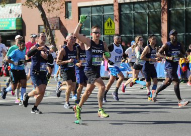 New York maratonunu koşucular 26.2 mil yol tüm beş Nyc boroughs Central Park'ta, Manhattan bitiş çizgisine çapraz geçiş