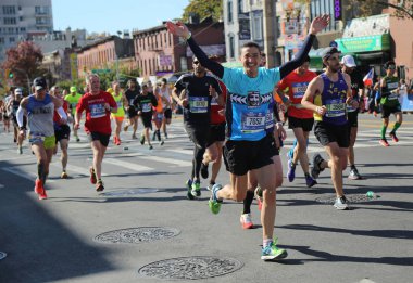 New York maratonunu koşucular 26.2 mil yol tüm beş Nyc boroughs Central Park'ta, Manhattan bitiş çizgisine çapraz geçiş