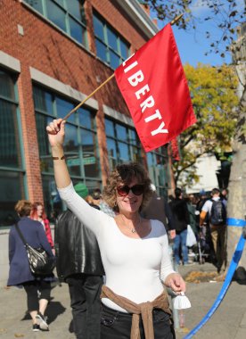 New York maratonunu koşucular işareti ile seyirci destekler. 