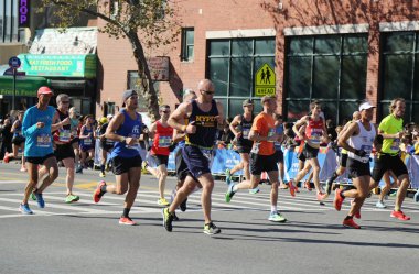 New York maratonunu koşucular 26.2 mil yol tüm beş Nyc boroughs Central Park'ta, Manhattan bitiş çizgisine çapraz geçiş