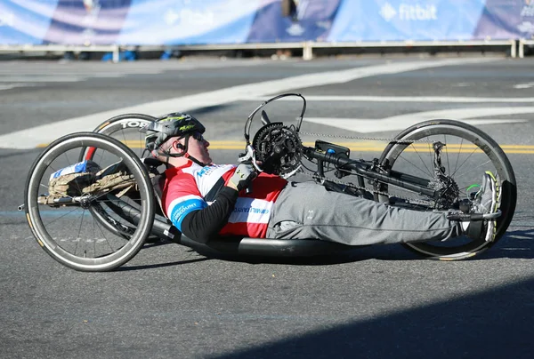  New York maratonunu tekerlekli sandalye bölünme katılımcılar 26.2 mil yol tüm beş Nyc boroughs Central Park'ta, Manhattan bitiş çizgisine çapraz geçiş