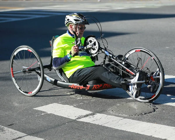 New York City Marathon wheelchair division participants traverse 26.2 miles through all five NYC boroughs to the finish line in Central Park, Manhattan — Stock Photo, Image