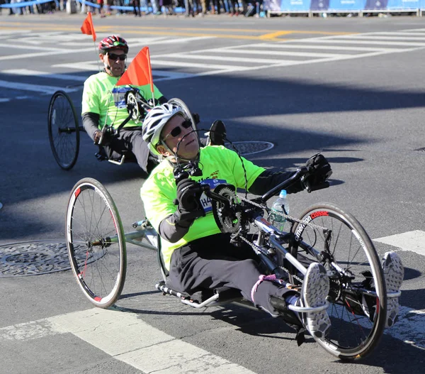 New York City Marathon wheelchair division participants traverse 26.2 miles through all five NYC boroughs to the finish line in Central Park, Manhattan — Stock Photo, Image