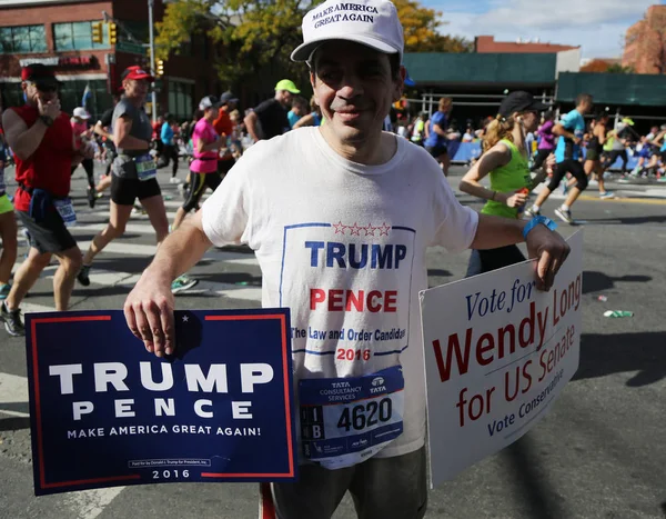 Trump anhängare med politiska tecken körs på New York City Marathon — Stockfoto