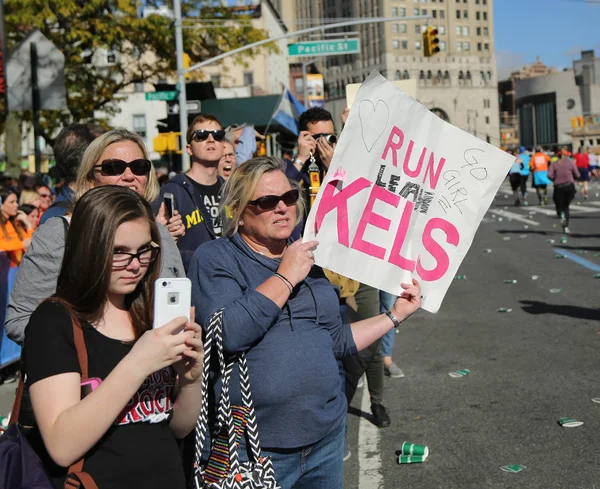 Spectator supports New York City Marathon runners with sign. — Stock Photo, Image