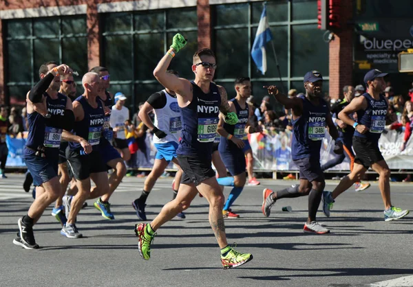 New York City Marathon runners traverse 26.2 miles through all five NYC boroughs to the finish line in Central Park, Manhattan — Stock Photo, Image