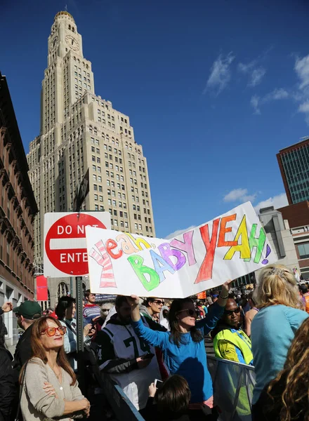 Spectator supports New York City Marathon runners with sign. — Stock Photo, Image