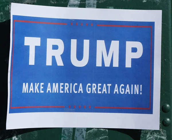 Logga till stöd för presidentkandidaten Donald Trump på displayen i Brooklyn, New York under valdagen 2016 — Stockfoto