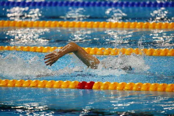 Free style swimmer in action — Stock Photo, Image