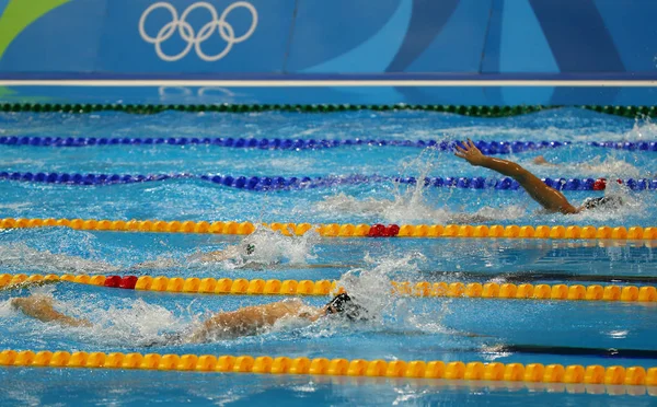 Nadadores de estilo libre compiten en los 800 metros libres femeninos de los Juegos Olímpicos de Río 2016 — Foto de Stock