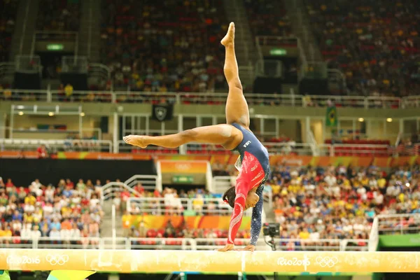 女子個人総合予選で平均台に競合するアメリカ合衆国のシモーネ ・ バイルズのオリンピック チャンピオン — ストック写真