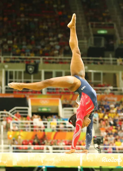 Olympiasiegerin Simone Biles aus den Vereinigten Staaten am Schwebebalken bei der Mehrkampfqualifikation der Frauen — Stockfoto