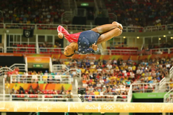 Mistrz olimpijski Biles Simone USA konkuruje na belce równowagi w piłce wszystko wokół gimnastyka kobiet — Zdjęcie stockowe