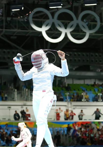 Ibtihaj Muhammad de los Estados Unidos compite en el sable individual femenino de los Juegos Olímpicos de Río 2016 — Foto de Stock