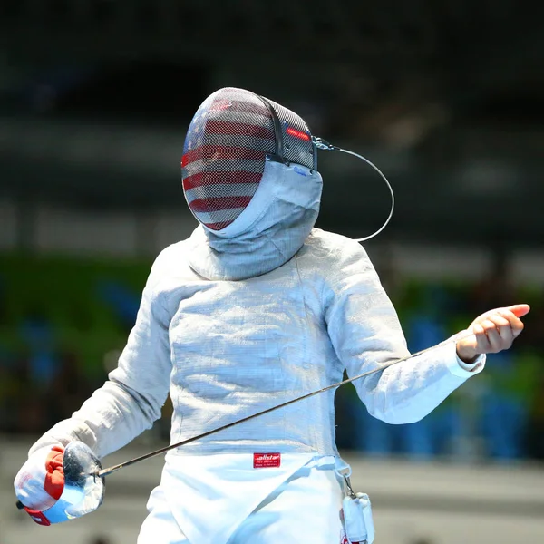 Ibtihaj Muhammad i USA tävlar i Damernas individuella sabre av OS Rio 2016 — Stockfoto