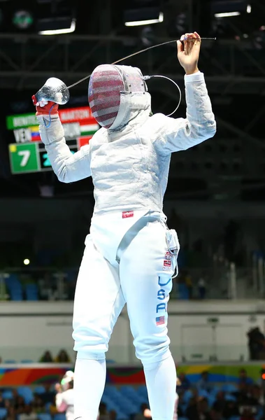 Ibtihaj Muhammad Yhdysvaltojen kilpailee naisten yksilöllinen sapeli Rio 2016 olympialaiset — kuvapankkivalokuva