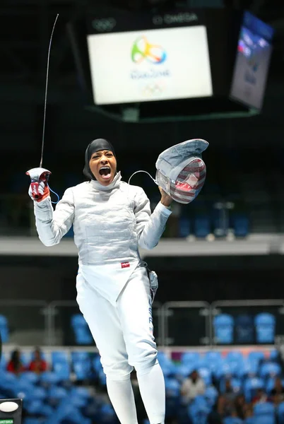 Ibtihaj Muhammad dos Estados Unidos celebra vitória no sabre individual feminino dos Jogos Olímpicos Rio 2016 — Fotografia de Stock