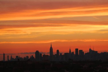 New York şehir silüeti panorama adlı günbatımı
